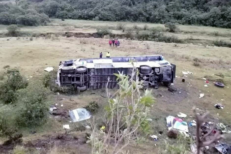 Ecuador: un micro desbarrancó en la ruta y y murieron 11 personas 