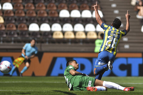 1) Gamba empata el partido con un preciso derechazo. 2) Vecchio jugó en el complemente. (Crédito: Prensa CARC).