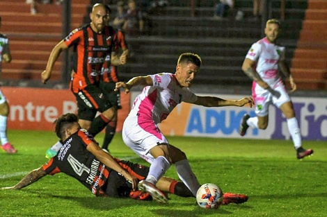 Muchos goles y peleas en el empate entre Patronato y Defensa