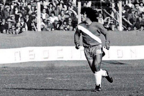 Diego Maradona en su debut en Primera con Argentinos Juniors