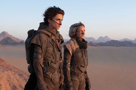 Timothée Chalamet y Rebecca Ferguson en el planeta Arrakis. 