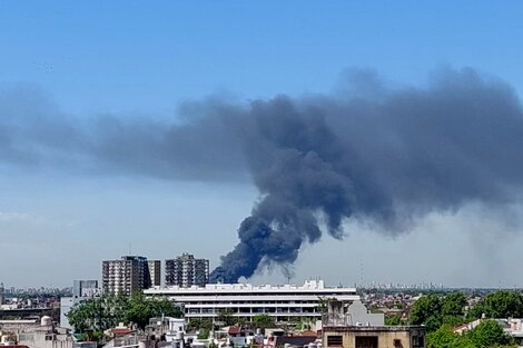 Gran incendio en una fábrica de pinturas en Valentín Alsina