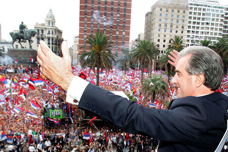 En 2004 el Frente Amplio llega al gobierno por primera vez en Uruguay. Tabaré Vázquez se impone en primera vuelta.