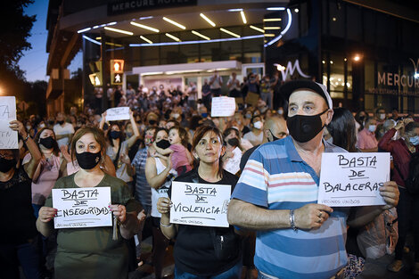 Los vecinos se movilizaron anoche en Juan B. Justo y avenida Alberdi. (Fuente: Andres Macera)