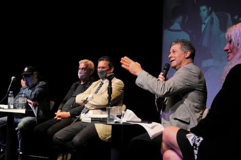 Edgardo Esteban junto a Pedro Saborido, Luis Bruschtein, Tristán Bauer y Virginia Janza.  (Fuente: Sandra Cartasso)