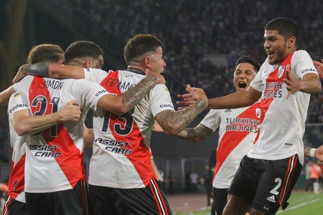 Los jugadores de River festejan el gol de Rojas en el primer tiempo