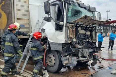 El camión que participó en el siniestro en la autopista Perito Moreno.