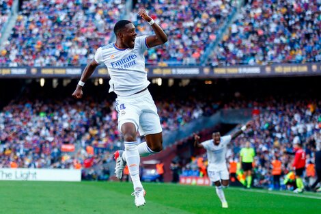 David Alaba festeja el gol del 1-0. Con un terrible zurdazo venció al alemán ter Stegen