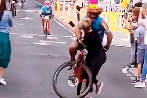 Una captura del video del accidente entre el ciclista y la espectadora en el evento Cicloturista Condaca Salmor de España.