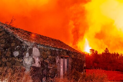 El cono principal del volcán de La Palma colpasó en forma parcial y fluye más lava