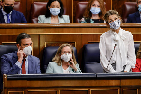 La ministra de Trabajo de España, Yolanda Díaz, respondiendo ante los diputados.