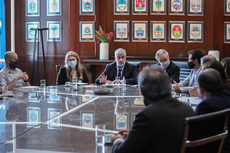 Feletti junto a representantes de las entidades de usuarios