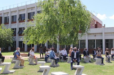 La Facultad se pobló de numerosos asientos de hormigón con forma de "Z". 