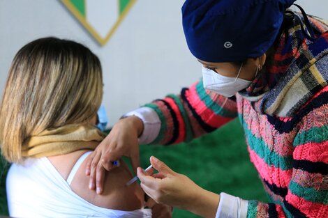 Vacuna contra el coronavirus: cuál es la diferencia entre una tercera dosis y un refuerzo