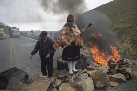 Protesta indígena en Zumbahua, Ecuador, contra la suba del precio de los combustibles.