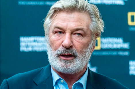 El asistente que entregó la pistola a Alec Baldwin admitió que no la revisó