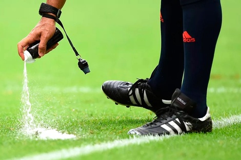 Un argentino le ganó un juicio millonario a la FIFA por el uso del spray de los árbitros