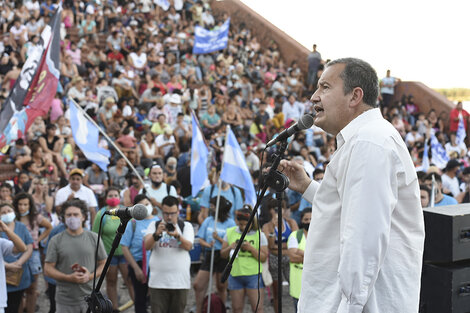 Del Frade frente a la gente en las escalinatas del parque España.