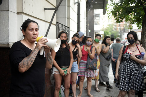 Norma Mores al salir de la comisaría. Abajo muestra las marcas de la detención.