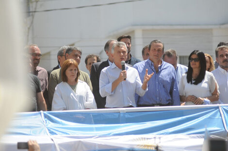 Yo decido, tú desidias, él desiste, nosotros desmentimos, vosotros deci-monónicos, ellos destituyen