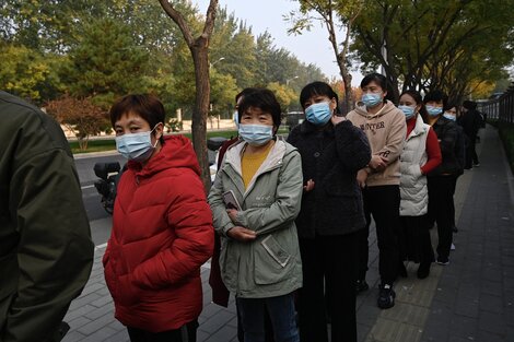 Fila para vacunarse en el centro de Beijing.