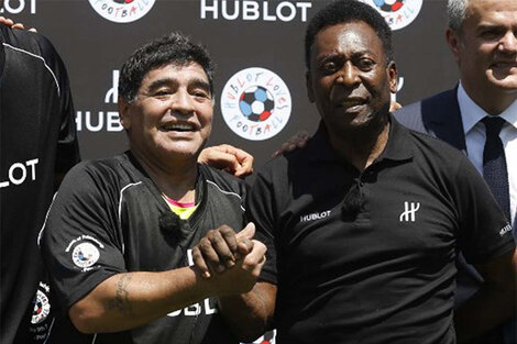 Maradona y Pelé, dos genios del fútbol.