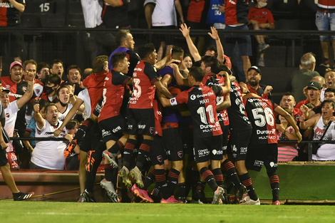 La fiesta estalló en el Coloso cuando el partido se terminaba. Maxi Rodríguez entró en los 15 minutos finales. Como en el resto de los estadios, hubo homenaje a Diego.