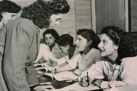 En 1951 Juan Domingo Perón es reelecto para un segundo mandato de seis años, en una elección en la que por primera vez votan las mujeres en el país. 