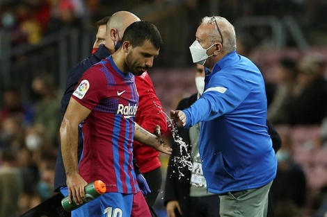 Agüero sale del campo de juego durante el partido del sábado