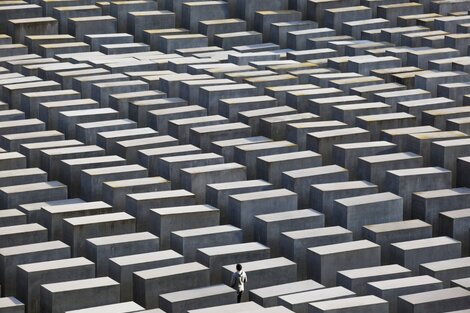 Escándalo en Berlín: dos policías hicieron gimnasia en el monumento del Holocausto