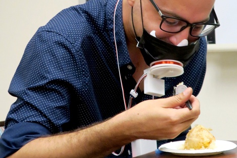 Crearon un barbijo automático que permite comer y tomar agua sin removerlo