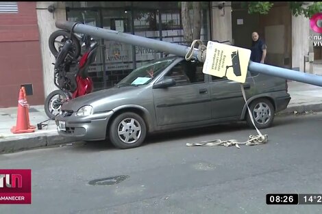 Cayó un poste y aplastó a un automóvil en Floresta