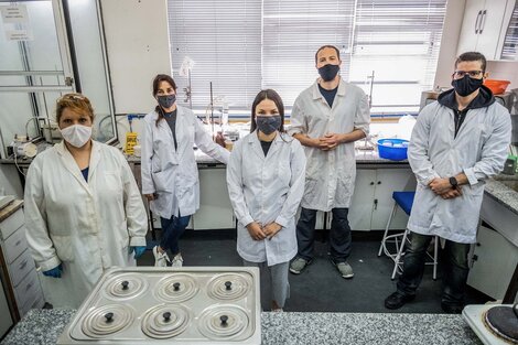 Gerardo Checmarev junto a su grupo de investigación desarrollaron una prepizza a base de pescado para incorporar este alimento en comedores barriales. 