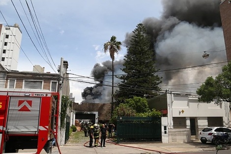 Rosario: voraz incendio en una fábrica de corchos