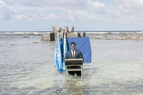 Un ministro de Tuvalu se filmó con el agua hasta la cintura: "Nos estamos hundiendo"