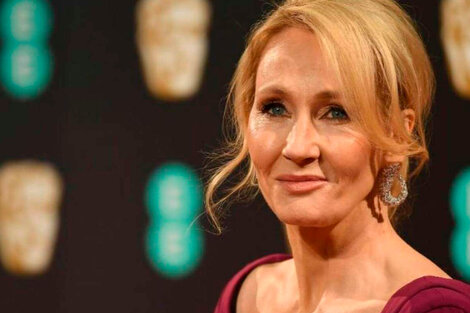 J.K Rowling tuvo que devolver un premio por tuitear en contra de la identidad de género autopercibida.