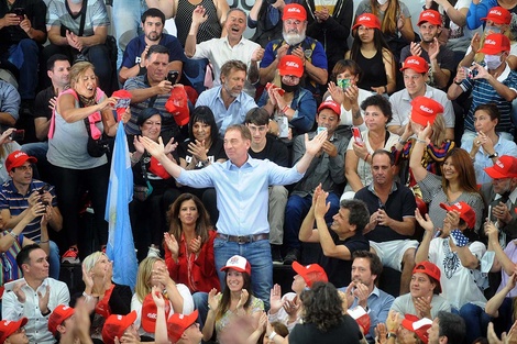 Diego Santilli en un cierre con gorras coloradas.