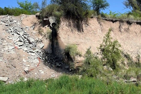 Uno de los caños que contaminan el Paraná.