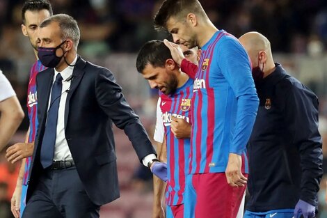 Agüero, escoltado por Piqué, el día de la arritmia en pleno partido