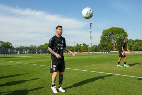 Lionel Messi, capitán y estrella de la Selección, arrancará en el banco