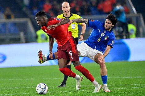 Italia falló un penal agónico y se complicó en las Eliminatorias Europeas