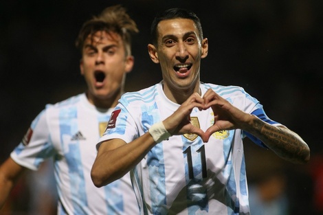 Di María festeja su gol; detrás Dybala, su asistidor