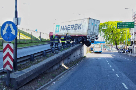 Un camión quedó atravesado y colgado en la Avenida General Paz