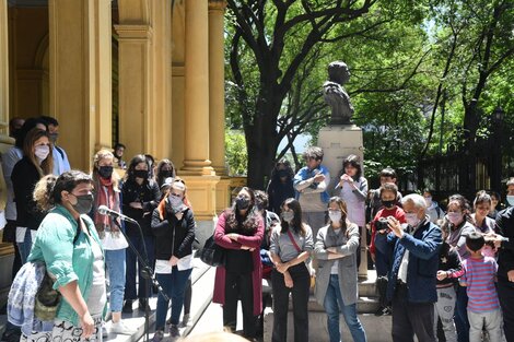 Abrazo simbólico a la escuela Mariano Acosta tras el robo de 44 computadoras