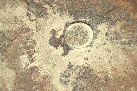 El interior de la piedra erosionada por el rover. 