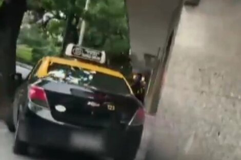 Un taxi circuló por la vereda para evitar el tránsito y los peatones debieron correrse para no ser atropellados