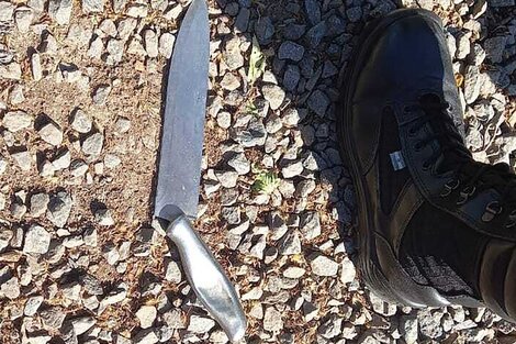 Un policía efectuó más de 10 tiros en una plaza y a plena luz del día para reducir a un hombre con un cuchillo