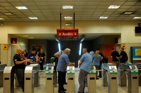 Protesta en el subte B: levantaron los molinetes en la estación Juan Manuel de Rosas