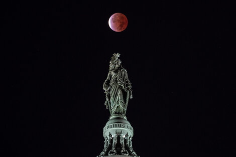 Las cautivantes fotos del eclipse lunar más largo del siglo