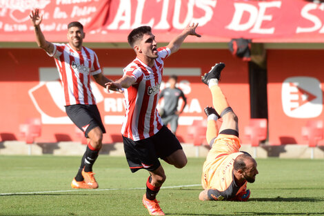 Estudiantes goleó a Huracán y podría complicar a Boca